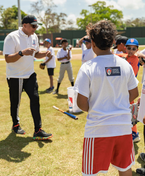 Miembros de la fundación compartiendo con niños