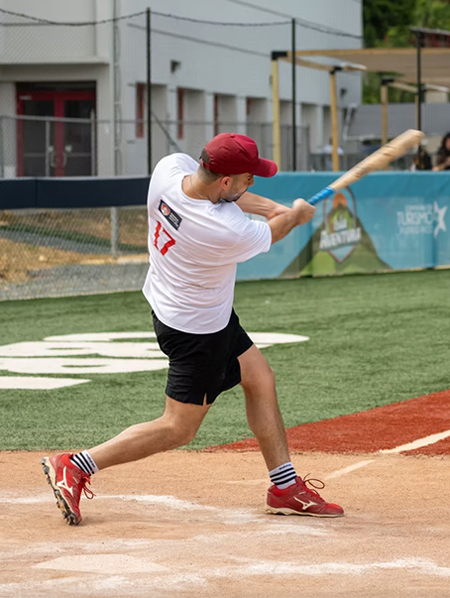 Jugador de béisbol durante un torneo