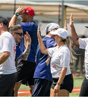 Entrenador enseñando en el campo